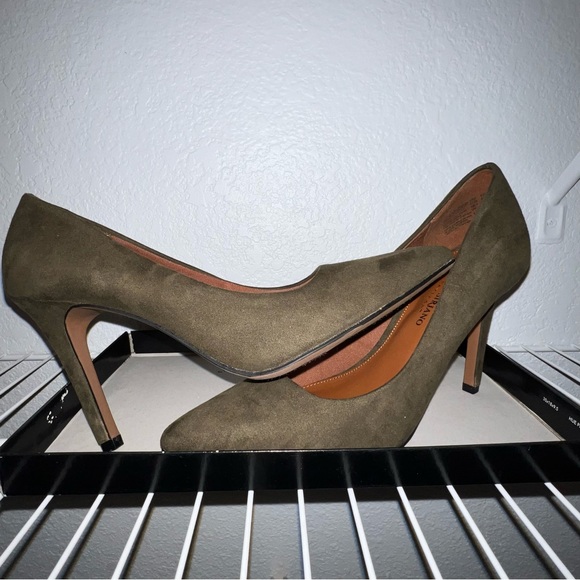Shoes - Olive green pointed toe pumps